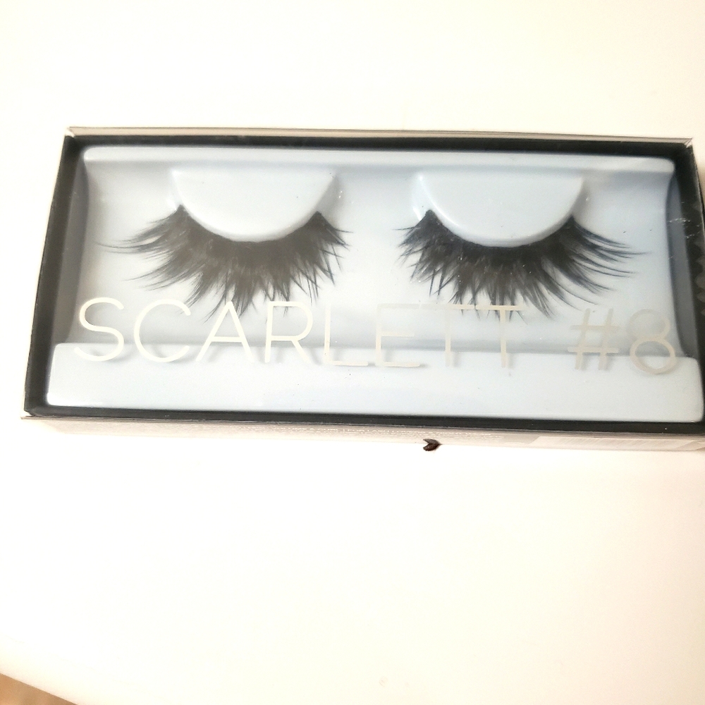 Huda Beauty Scarlette #8 Lashes